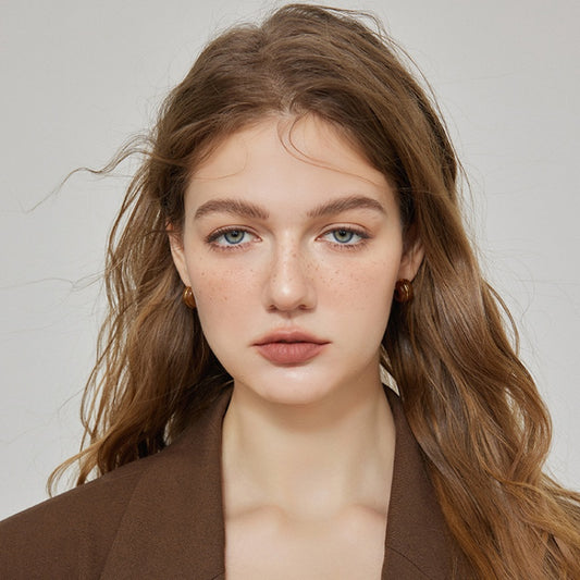 C 型カフェブラックドロップエナメルイヤリング