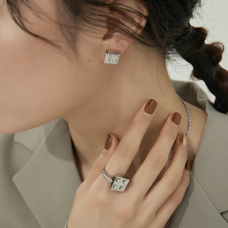 ジオメトリックブロックチタンピアス
