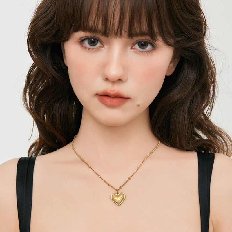 ヴィンテージ立体ハートモチーフネックレス
