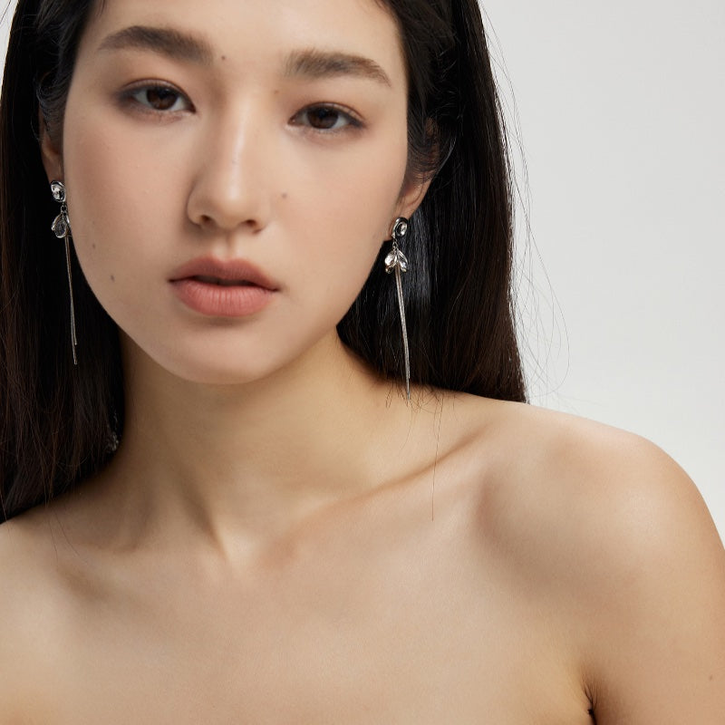 ガラス花びらロングフリンジ銀ピアス