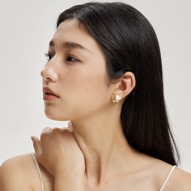 フレンチチューリップ白エナメル銀ピアス