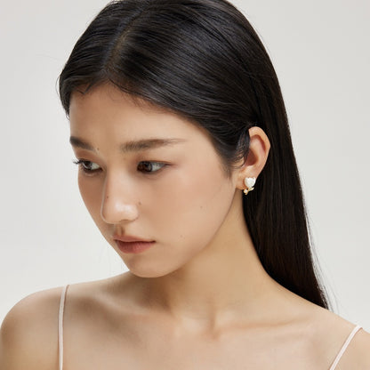 フレンチチューリップ白エナメル銀ピアス