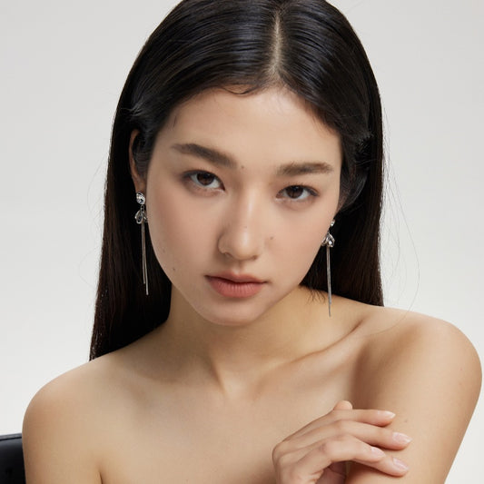 ガラス花びらロングフリンジ銀ピアス