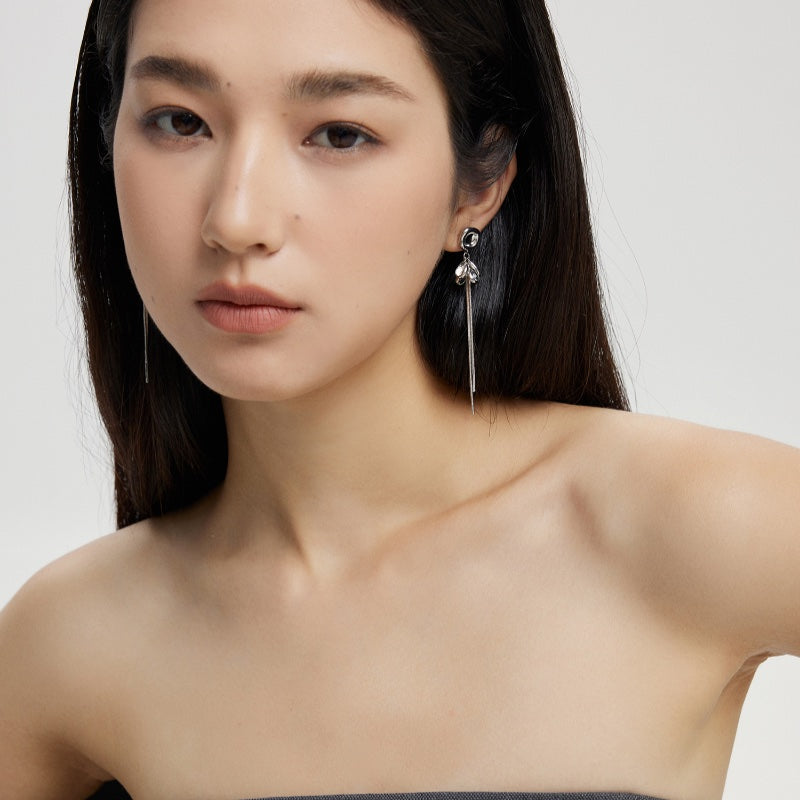 ガラス花びらロングフリンジ銀ピアス