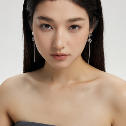 ガラス花びらロングフリンジ銀ピアス